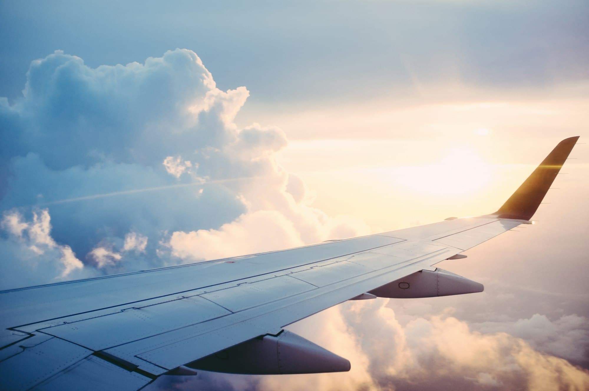 Ala de avión sobre las nubes