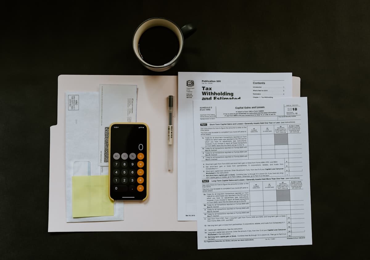 Calculadora y cuentas sobre un escritorio